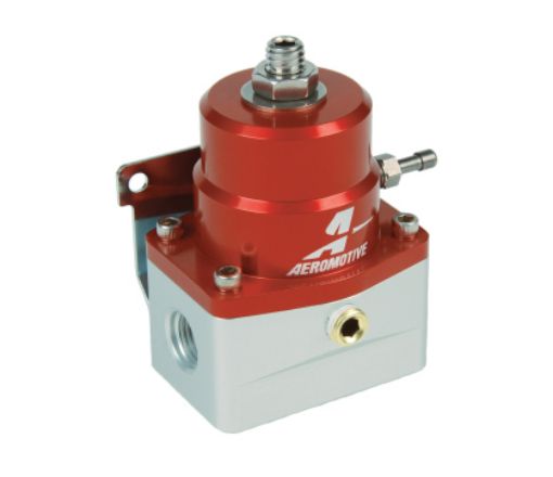 Kuva: Aeromotive A1000 EFI polttoaineen paineensäädin 2x AN6 ORB / 1x AN6 ORB punainen/hopea